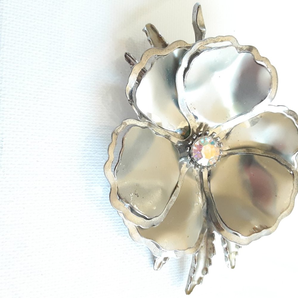 beautiful multi-layered silver tone flower brooch - Picture 2 of 6